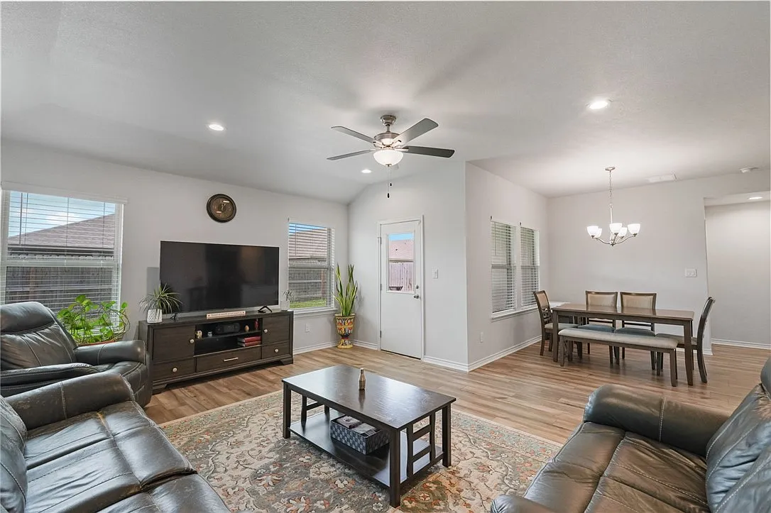 5 bed, 2.0 bath, 2004 sqft, $2,500 — Photo 3