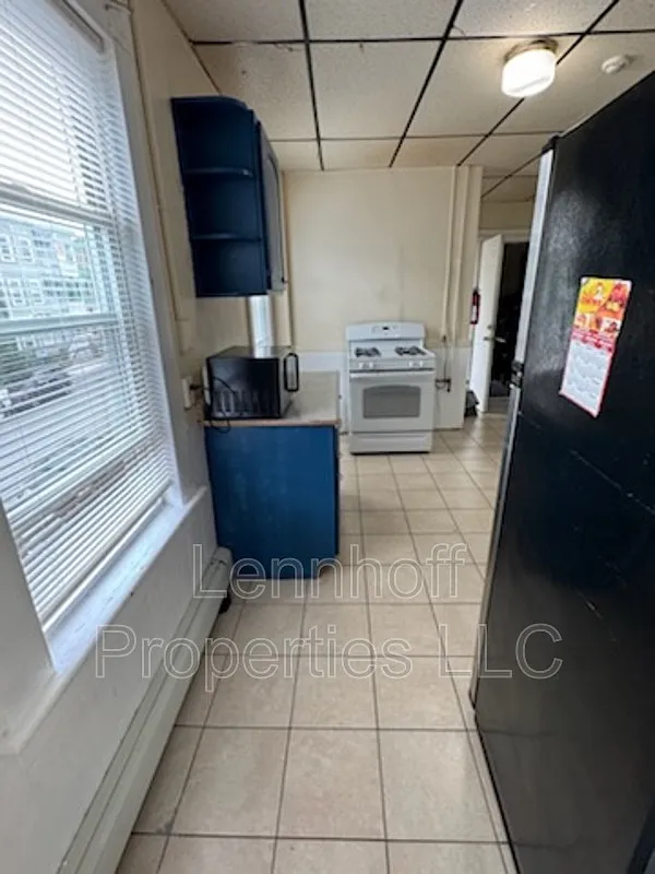 3 bed, 1.0 bath, $2,300 — Photo 4