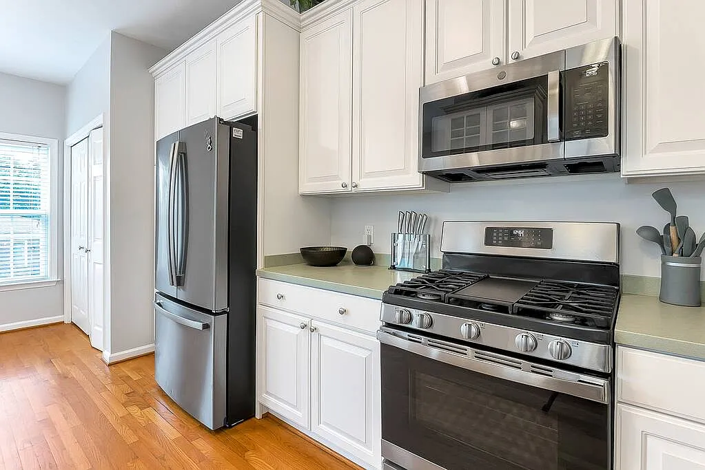 3 bed, 2.5 bath, 2028 sqft, $5,500 — Photo 2