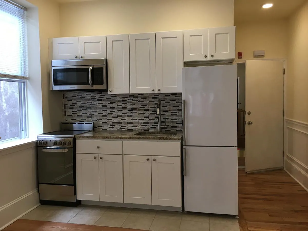 Studio, 300 sqft, $1,250 — Photo 2