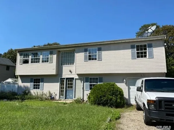 9 Dover Ave, Mastic, NY 11950