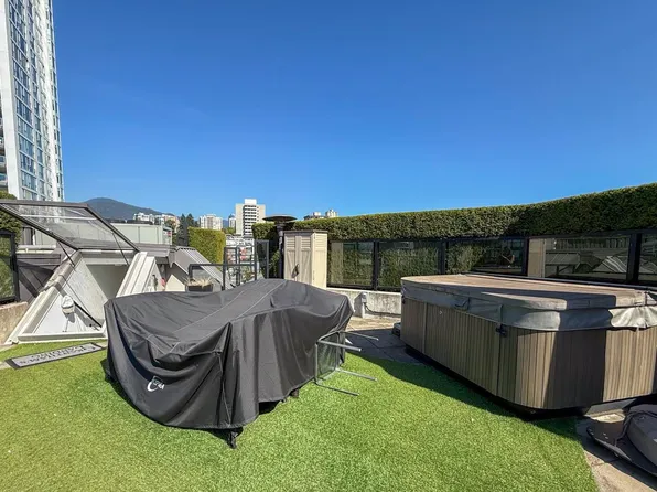 105 W 2nd St, North Vancouver, BC