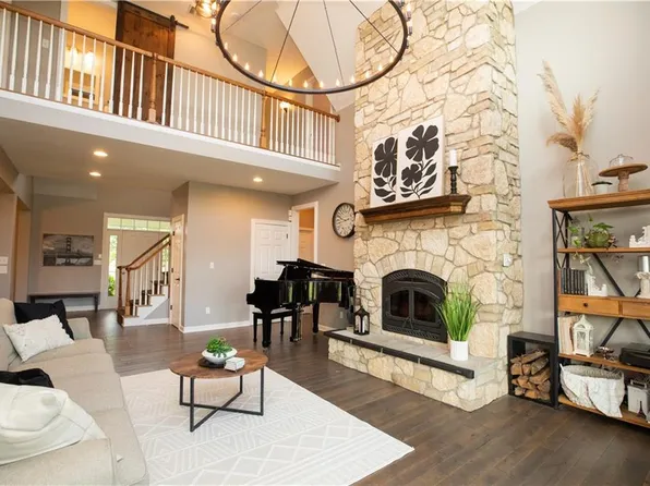 18001 E Hubach Hill Rd, Pleasant Hill, MO 64080