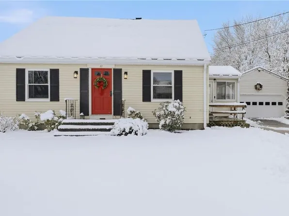 11 Gladding St, Bristol, RI 02809