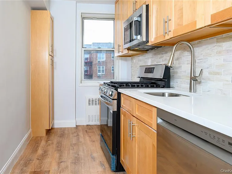 3 Sadore Ln #6M — Photo 2