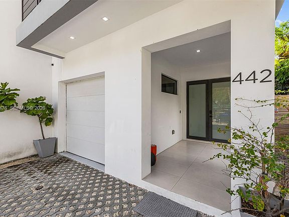 3rd image of 442 SW 15th Rd