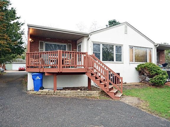 5th image of 215 Dora Ct W