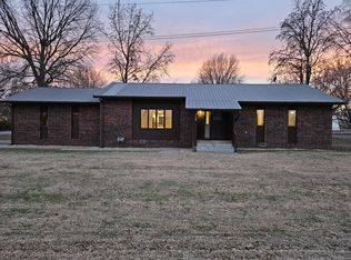 806 E Springfield Street, Aurora, MO 65605