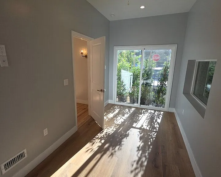 418 S Roxbury Dr — Photo 27