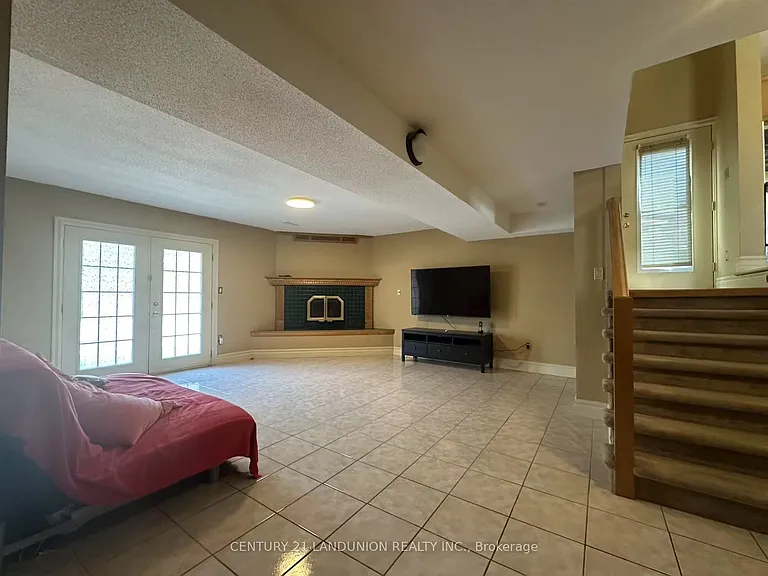 104 Hepburn Cres — Photo 10