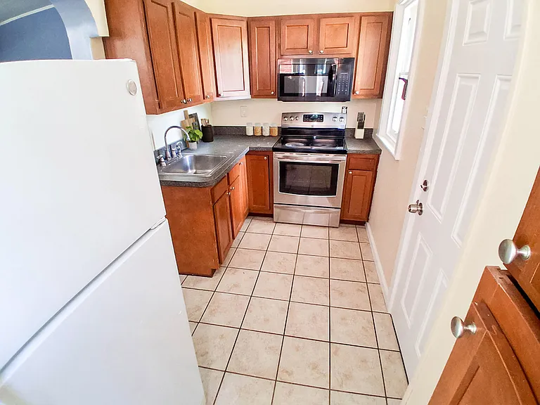 1020 W Green St — Photo 5