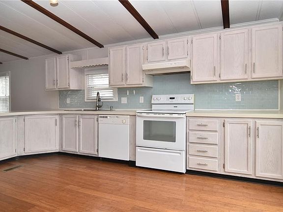 3rd image of 111 Holiday Ct