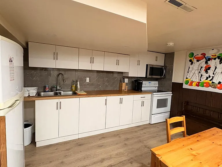 34 Shoreland Cres #B — Photo 8