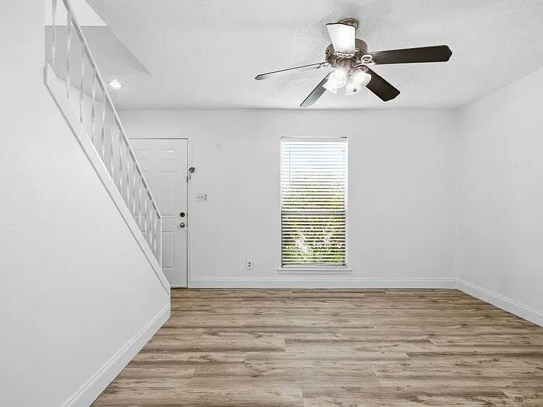 2729 Hurstview Dr — Photo 2