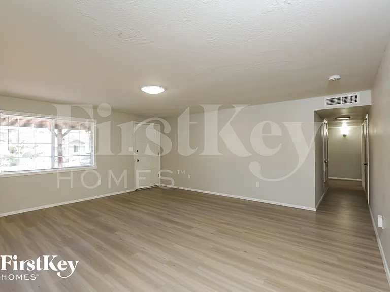 13249 N 14th Dr — Photo 5
