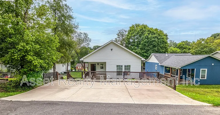 619 Midlake Dr NE — Photo 2