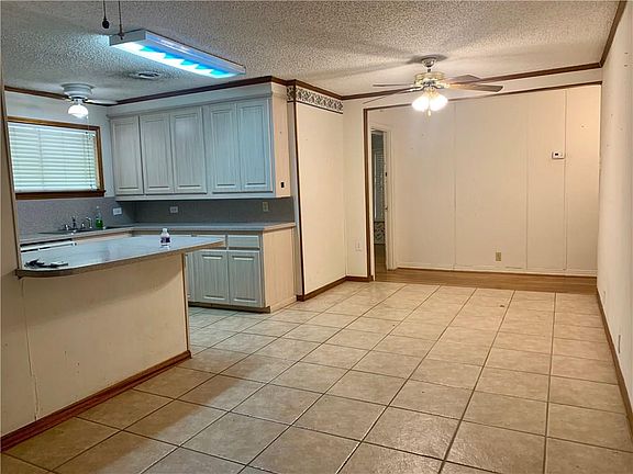 2nd image of 2122 Miriam Ln