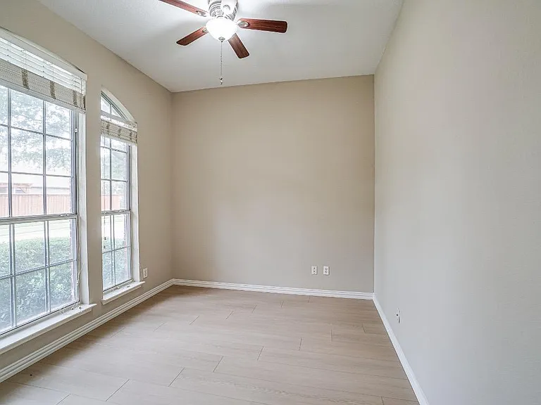 9142 Crenshaw Ln — Photo 23