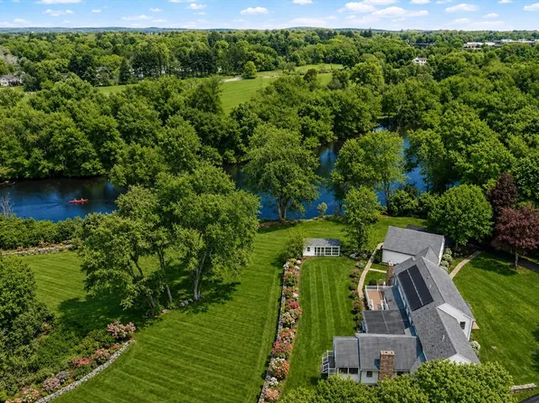 127 Lee Dr, Concord, MA 01742