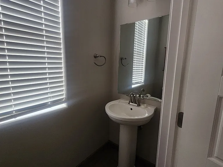 852 Valencia — Photo 18