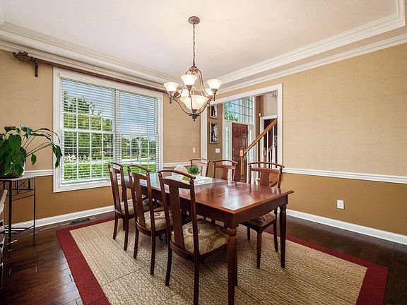 5th image of 3266 Montclair Ave