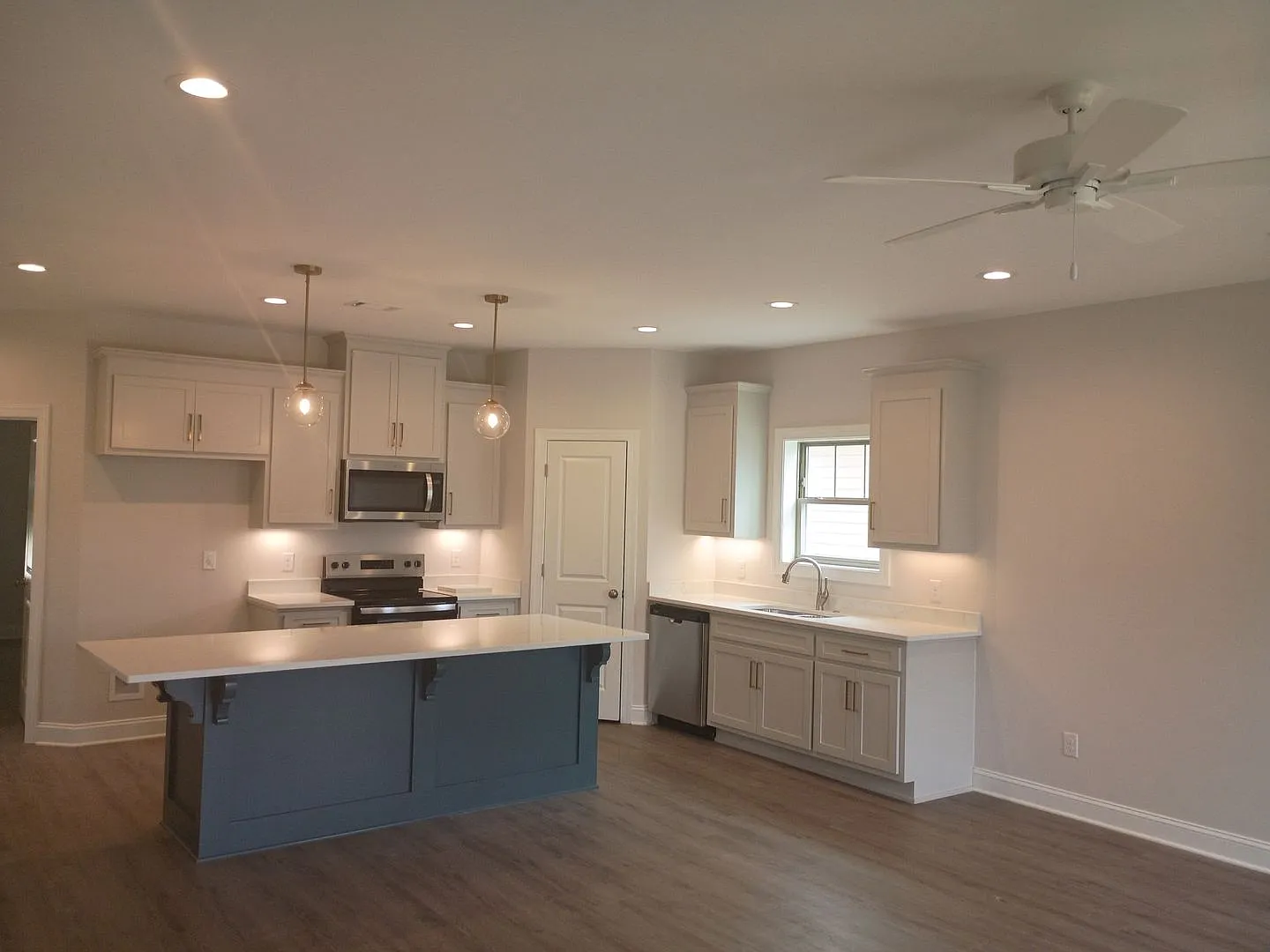 New Construction|Private Suites| Great Location — Photo 3