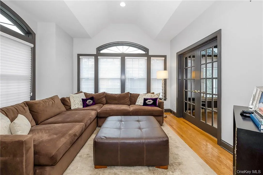 3 bed, 3.5 bath, 2577 sqft, $8,500 — Photo 4