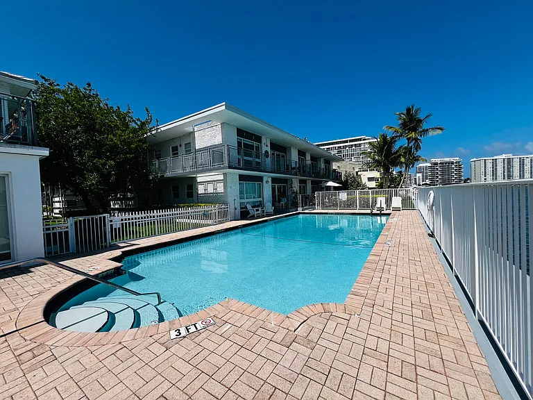 944 Bay Dr #7 — Photo 24