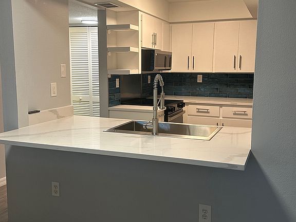 5th image of 2121 Wood St Unit A202