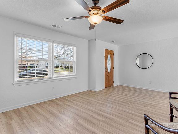 5th image of 425 Malibu Dr