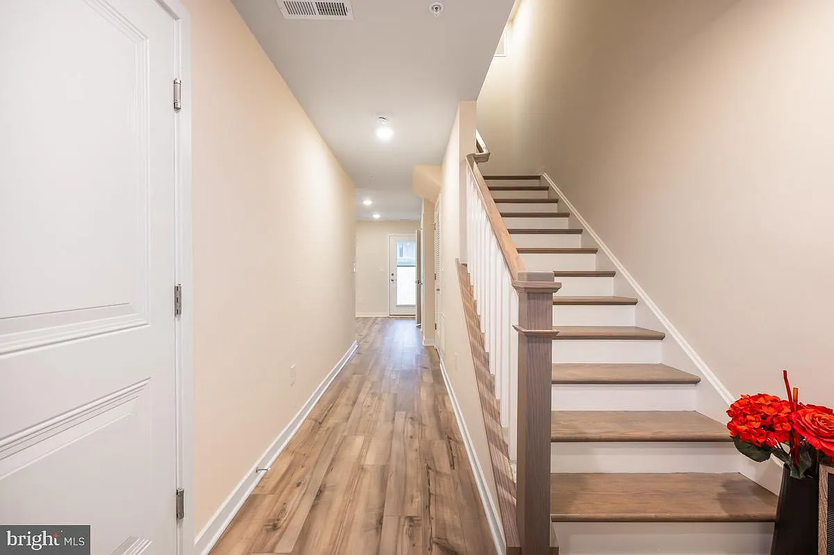 3 bed, 4.0 bath, 2073 sqft, $2,850 — Photo 3