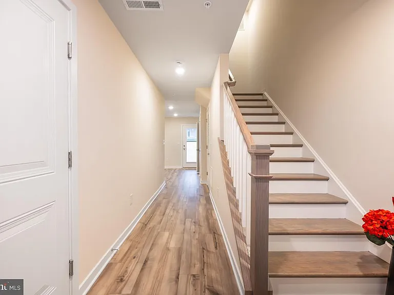 923 Magnolia Ln — Photo 3