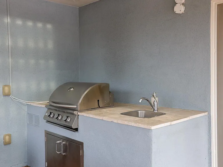 5907 Yarmouth Ave — Photo 6