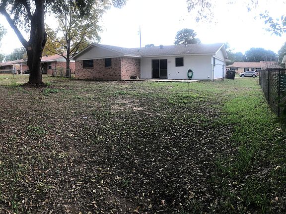 5th image of 404 Deerwood Dr