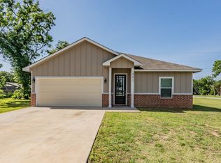 402 S Robbins St, Cleburne, TX 76031