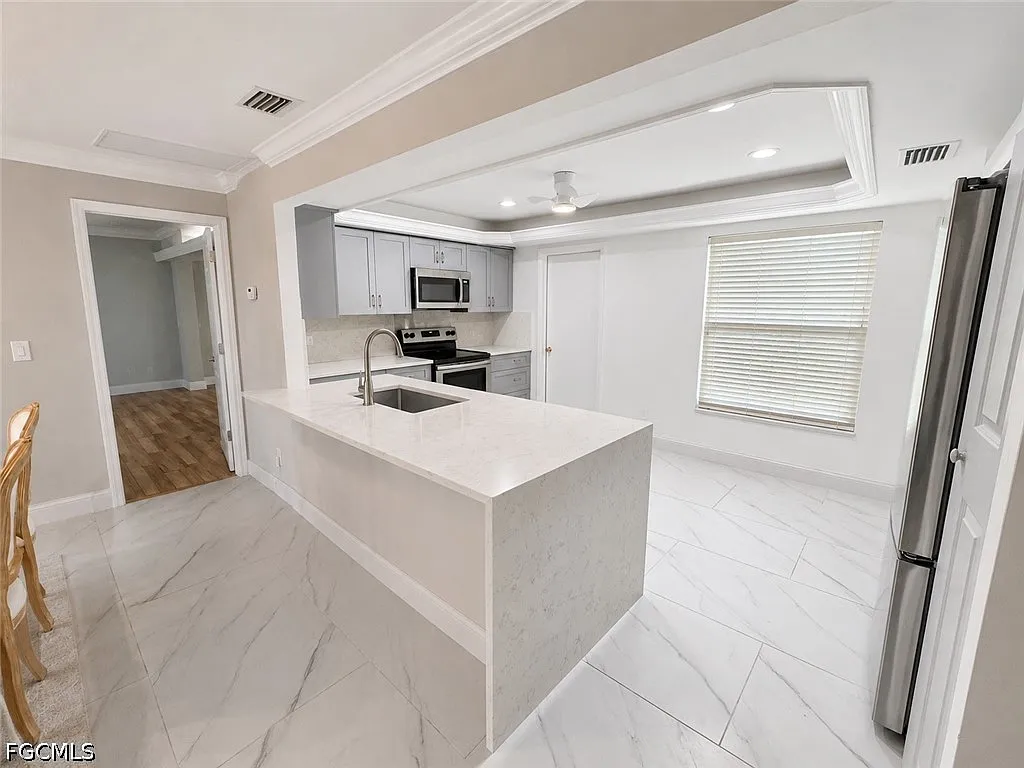 3 bed, 2.0 bath, 1306 sqft, $2,000 — Photo 4