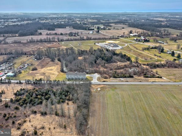 2 Court Ln, New Oxford, PA 17350