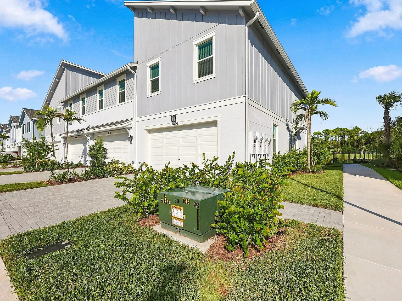 3 bed, 2.5 bath, 1679 sqft, $3,000 — Photo 2