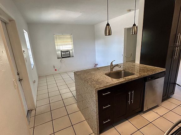 3rd image of 1000 SW 28th St #1000