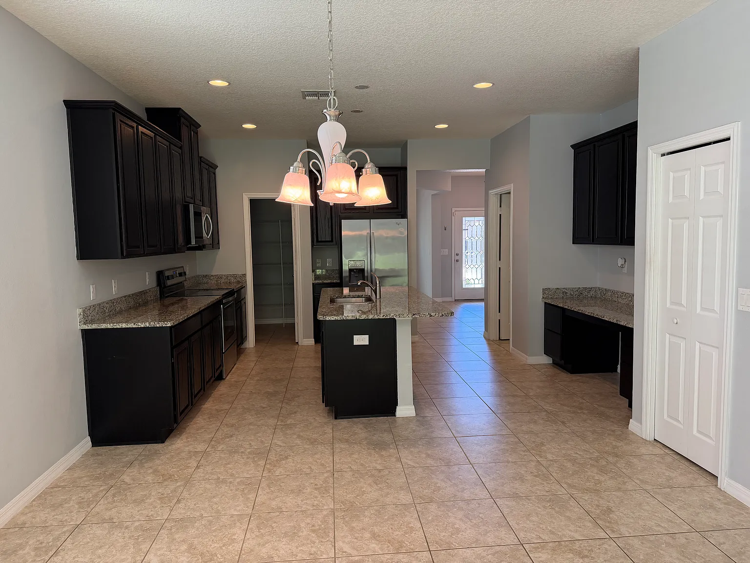 4 bed, 2056 sqft, $2,575 — Photo 3