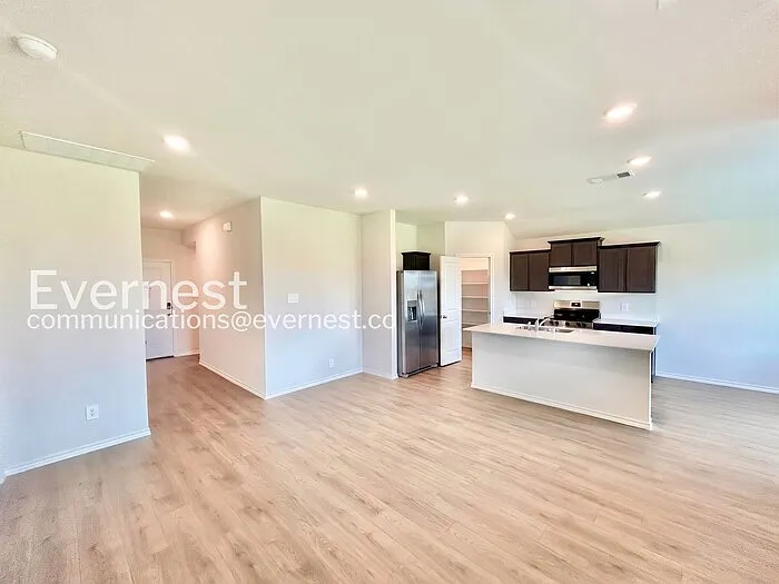 3 bed, 2.0 bath, 1294 sqft, $1,700 — Photo 3