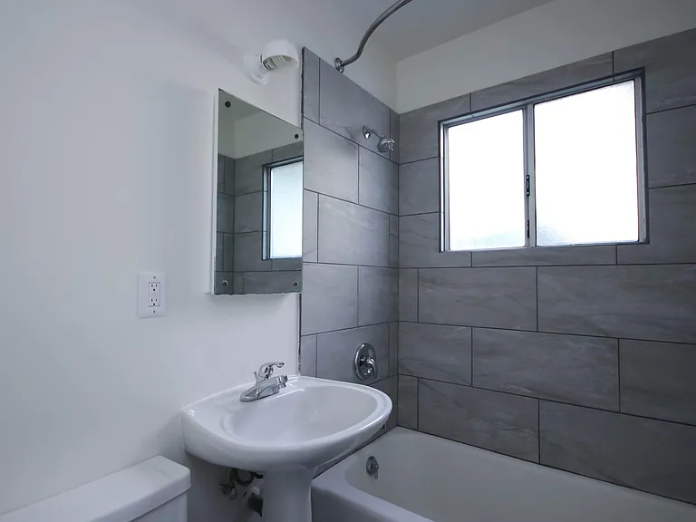 658 N Madison Ave — Photo 20