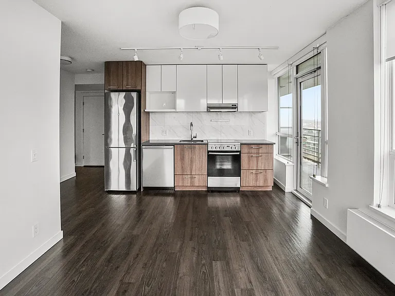 183 Georgia St E — Photo 124