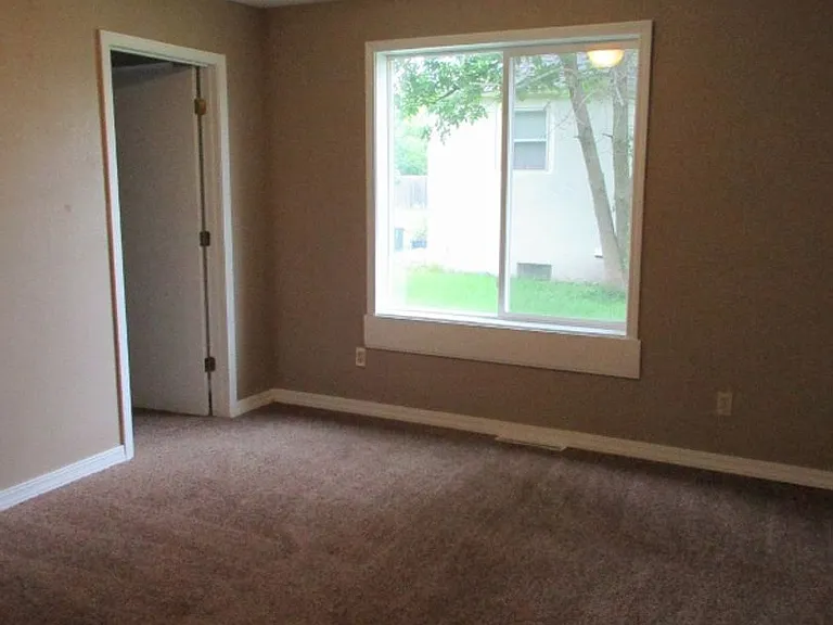 1320 Oak St — Photo 5