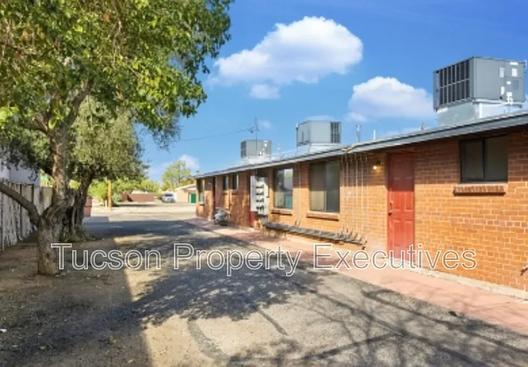 1644 N Beverly Ave — Photo 11