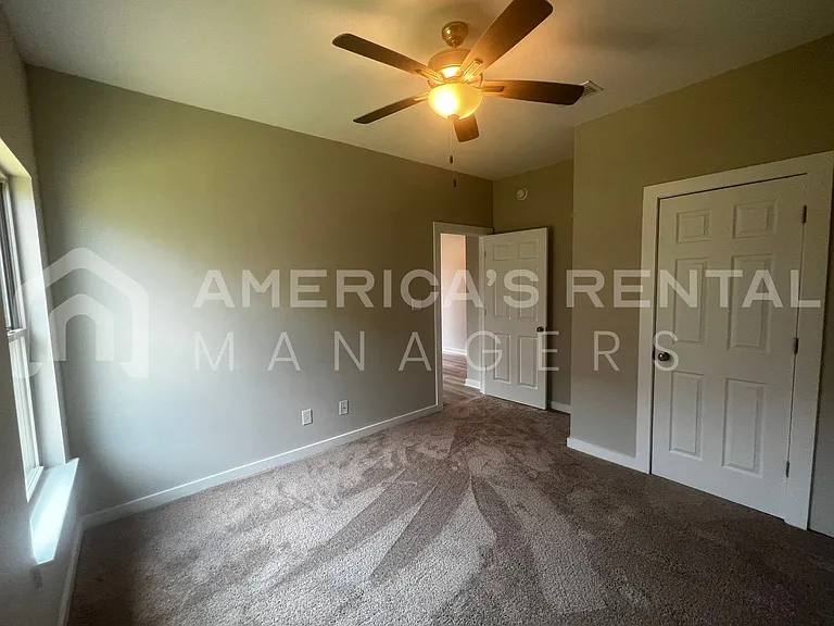 822 Temple St — Photo 17