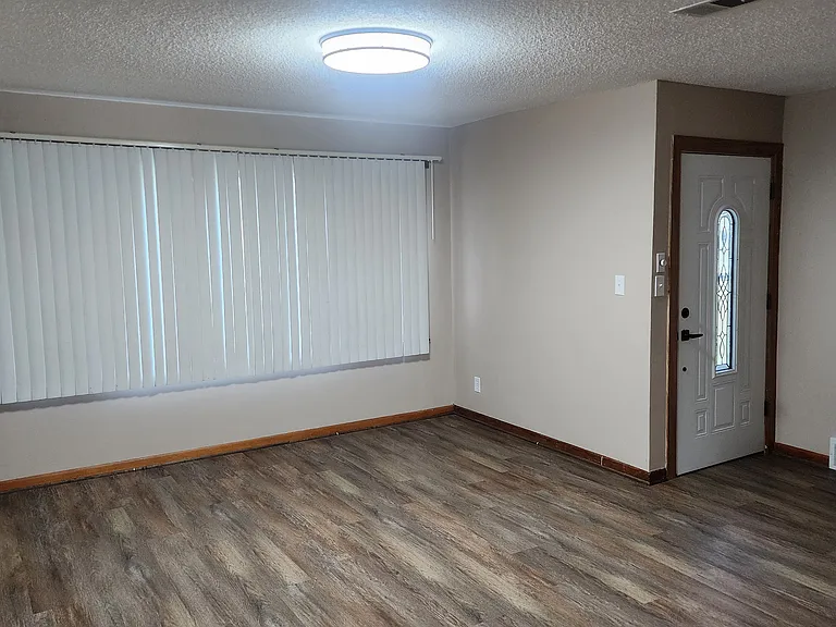 3031 S Volutsia Ave — Photo 6