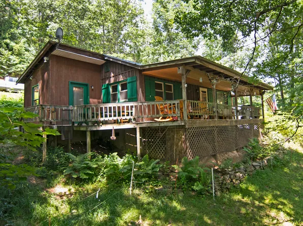 23 Standardbred St, Dunmore, WV 24934