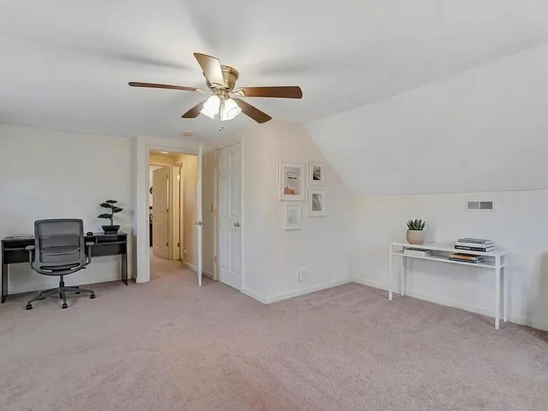 2559 Grosvenor Dr — Photo 13