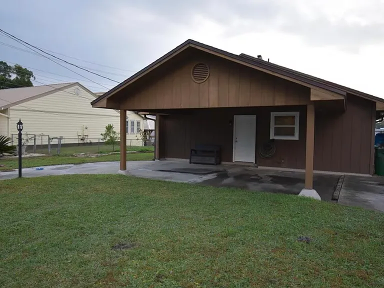 2328 Oakwood St — Photo 1